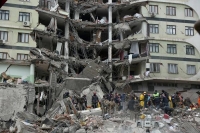 عمال الإنقاذ يبحثون عن ناجين تحت الأنقاض في أعقاب زلزال تركيا - رويترز