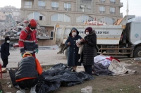 بعد 222 ساعة.. إنقاذ امرأة من تحت أنقاض الزلزال في تركيا