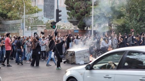 احتجاجات الشباب الإيرانيين في العاصمة طهران بمواجهة نظام الملالي - اليوم