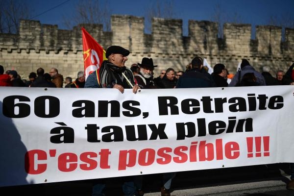 لافتات فرنسية رافضة لخطة الرئيس ماكرون بشأن نظام التقاعد - د ب أ