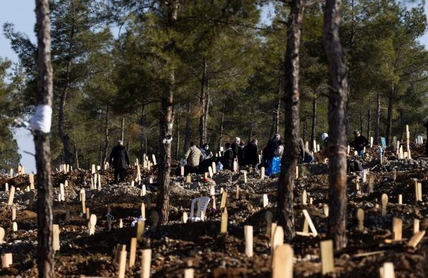حضور جنازة في مقبرة كبيرة، في أعقاب الزلزال المميت الذي وقع بتركيا - رويترز 