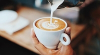 يعمل الحليب على إبطاء آثار الكافيين الموجود في القهوة السوداء- مشاع إبداعي