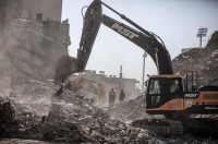 عمال الإنقاذ يبحثون عن ناجين تحت الأنقاض بعد الزلازل المدمرة في تركيا- د ب أ