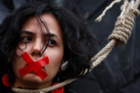 إيرانية تحتج على طريقتها وترفض إعدام 