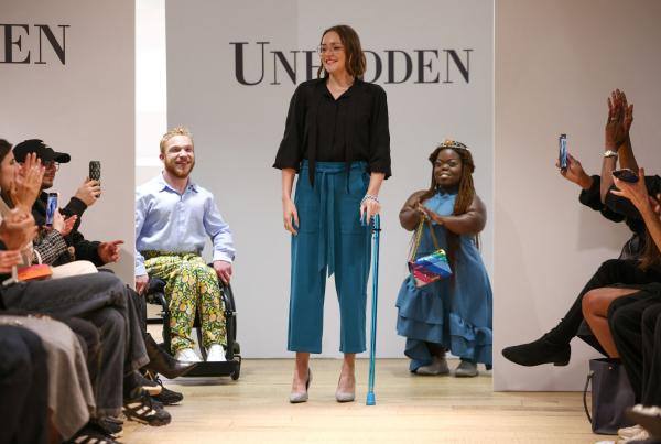 في أسبوع الموضة بلندن.. مصممة أزياء تقدم ملابس أنيقة وعملية إلى ذوي الإعاقة