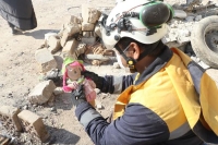 دمية صغير عثر عليها فريق الإنقاذ أسفل الركام في سوريا - حساب الخوذ البيضاء على تويتر