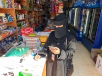 موظفة بلدية طريف تسجل ملاحظات على أحد محلات الأغذية- حساب بلدية طريف على تويتر