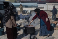 متطوعون أتراك يعدون الطعام في مخيم مؤقت للأشخاص الذين شردهم الزلزال - دب أ