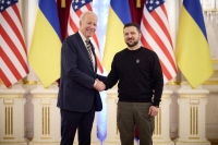 الرئيس الأوكراني فولوديمير زيلينسكي والرئيس الأمريكي جو بايدن- رويترز