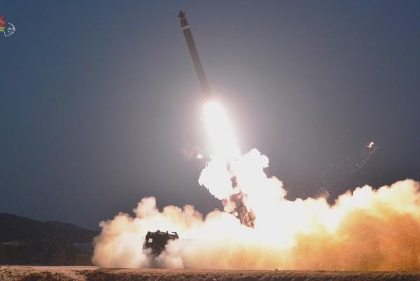 أطلقت كوريا الشمالية صاروخين جديدين صباح اليوم ردًا على المناورات الأمريكية بجوارها - رويترز