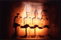 تعامد الشمس على معبد أبو سمبل يجذب آلاف السياح في مصر