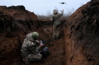 جنديان بالجيش الأوكراني يطلقان طائرة بدون طيار بالقرب من باخموت - رويترز