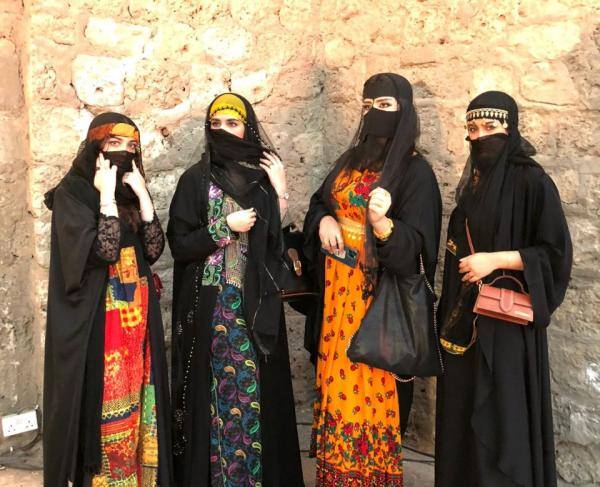 زي نساء المنطقة الجنوبية يتميز بقماش أسود يزين أطرافه - هيئة الأزياء السعودية