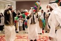 تجمع رقصة العرضة ما بين الشعر وموسيقى الطبول والرقص الإيقاعي - روح السعودية