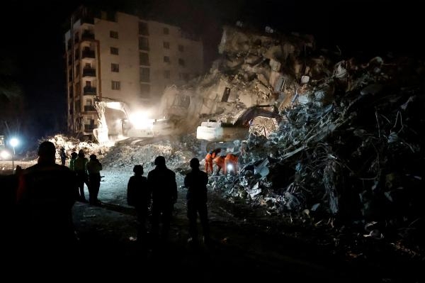 عمال الطوارئ في أنطاكيا يبحثون بين الأنقاض عن ضحايا - رويترز