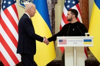 الرئيس الأمريكي يصافح نظيره الأوكراني خلال زيارة غير معلنة إلى كييف - رويترز