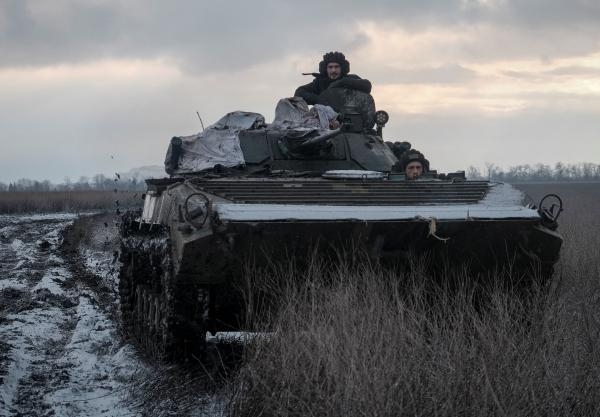 جندي أوكراني يعتلي دبابة في أحد خطوط المواجهة مع القوات الروسية - رويترز