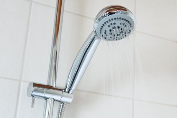 يساعد الاستحمام بالماء البارد على تعزيز صحة الشعر وزيادة لمعانه - مشاع إبداعي