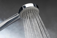 يعمل الاستحمام بالماء الساخن على تفتيح مسام البشرة وإزالة السموم - مشاع إبداعي