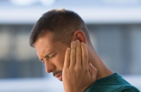 احذر.. طنين الأذن يمكن أن يكون علامة لمشكلة صحية خطيرة