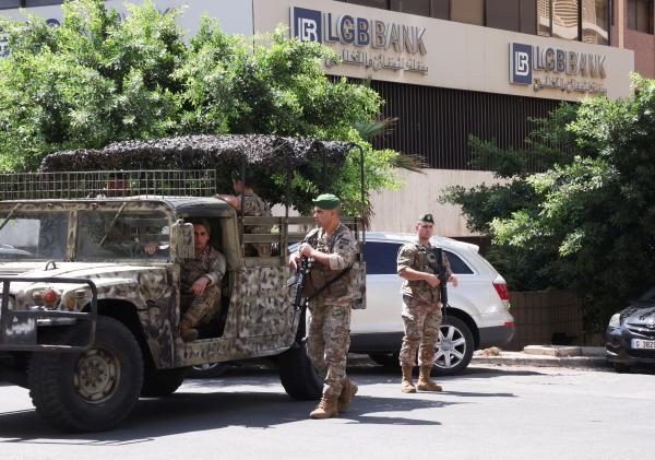 عناصر للجيش اللبناني تحرس بنك بالعاصمة بيروت تم اقتحامه في سبتمبر - رويترز