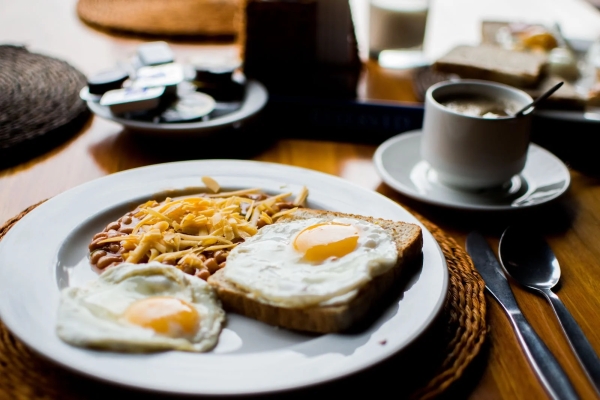 ترك وجبة الفطور يتسبب في زيادة الأكل في الوجبات اللاحقة له - مشاع إبداعي