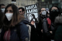 إيرانيون يرفعون صورة مهسا أميني «أيقونة» الانتفاضة الشعبية - اليوم