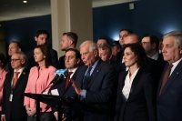 ممثل الاتحاد الأوروبي للشؤون الخارجية جوزيب بوريل يقف مع وزراء الخارجية ومندوبي الدول الأوروبية بعد اعتماد الجمعية العامة للأمم المتحدة قرارًا بشأن أوكرانيا خلال اجتماع رفيع المستوى- رويترز 