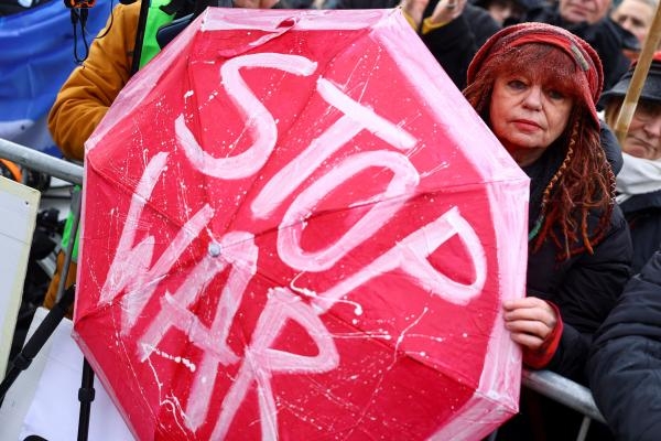 محتجون في ألمانيا يطالبون بوقف الحرب الروسية الأوكرانية - رويترز