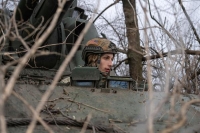 جندي أوكراني داخل مدفع بالقرب من باخموت - رويترز