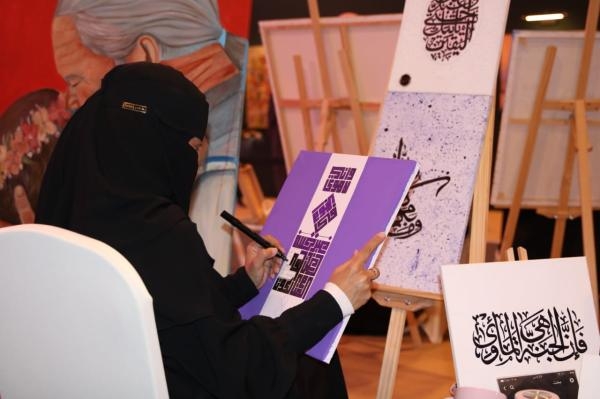 الفنانة مريم المغيرة ترسم إحدى لوحات الخط العربي - اليوم