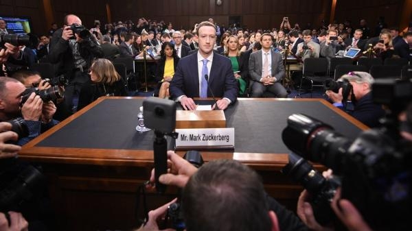 مارك زوكربيرج الرئيس التنفيذي لشركة ميتا يخضع لجلسة استجواب بمجلس الشيوخ الأمريكي عام 2018 عن مزاعم تسريب بيانات المستخدمين
