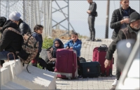 استغل السوريون عرضًا قدمته السلطات التركية يسمح لهم بقضاء 6 أشهر في سوريا مع إمكان عودتهم إلى تركيا - رويترز