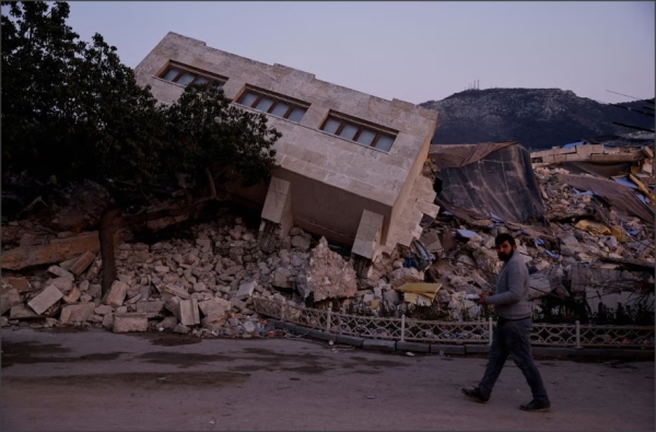 انتقل بعض السوريين مؤقتًا للإقامة مع أقاربهم بعد أن دمر الزلزال منازلهم وأعمالهم في تركيا - رويترز