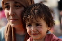 سيدة وطفلتها في مخيم بعد أن دمر زلزال منزلهما في تركيا - رويترز
