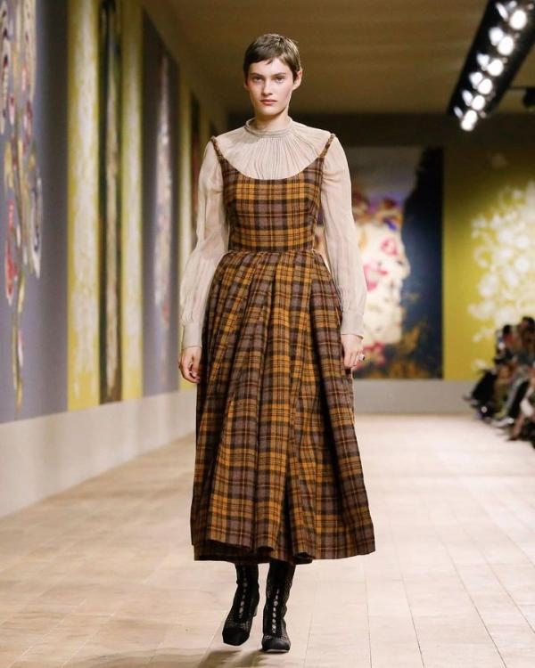 ملمس جديد على الفساتين ذات القصّات الكلاسيكية - حساب ماريا جراتسيا على إنستجرام