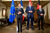المستشار الألماني أولاف شولتز والرئيس الفرنسي إيمانويل ماكرون يتوسطهم الرئيس الصربي - رويترز