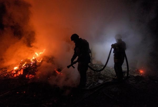 عمال الإنقاذ يعملون في موقع أوكراني بعد ضربة عسكرية روسية - رويترز