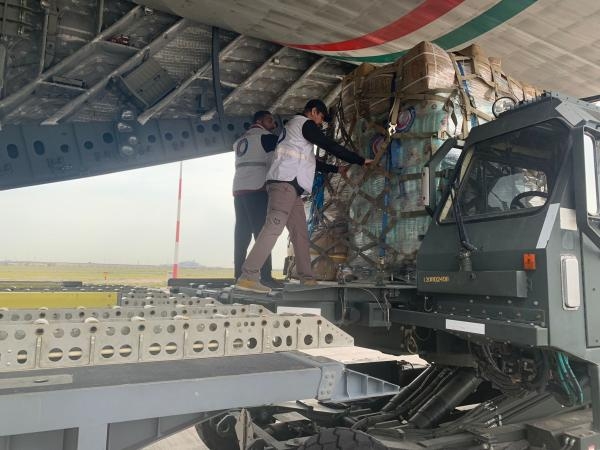 طائرة إغاثية كويتية محملة بـ40 طنا من المواد الاغاثية - جمعية الهلال الأحمر الكويتي على تويتر