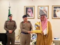 الأمير منصور بن محمد مطلعا على برامج الدفاع المدني - اليوم