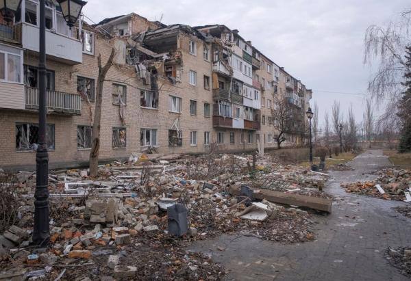دُمرت المباني والشوارع في مدينة باخموت الأوكرانية بفعل القصف الروسي المستمر- رويترز