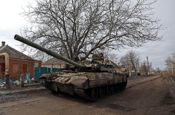جندي أوكراني على متن دبابة بطريقها إلى باخموت لمواجهة الروس - رويترز