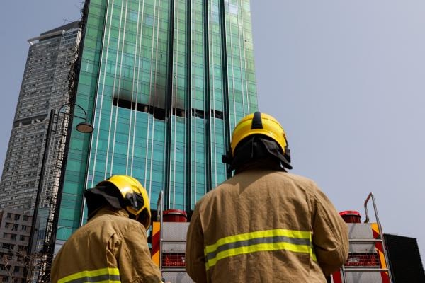 250 من رجال الإطفاء والمنقذين كافحوا الحريق طوال الليل - رويترز