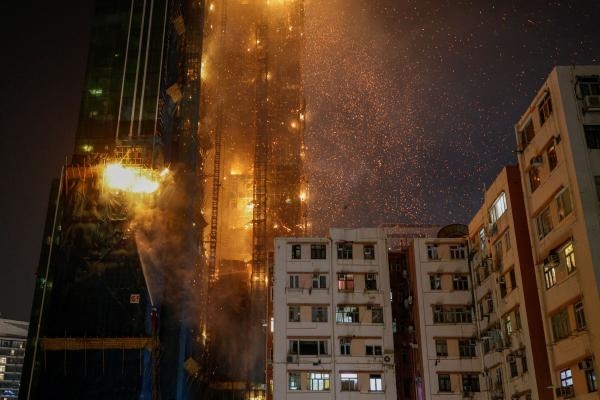 هونج كونج.. حريق ناطحة سحاب يجلي 170 شخصا