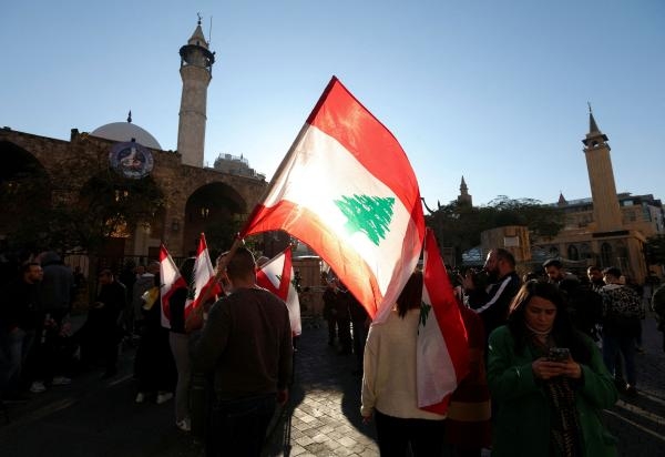 لبنانيون خارج مقر البرلمان في احتجاج على الشغور الرئاسي - رويترز