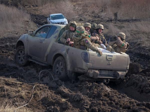 جنود أوكرانيون وسط هجوم روسي بالقرب من باخموت - رويترز