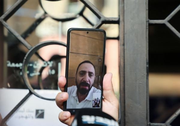 لبناني يتحدث عبر مكالمة فيديو اقتحم فرع بنك في بيروت مطالبًا بوديعته - رويترز