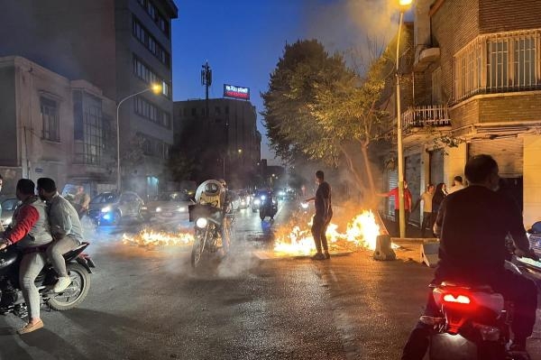 شباب أحياء طهران يغلقون أحد شوارع العاصمة بالنيران - اليوم