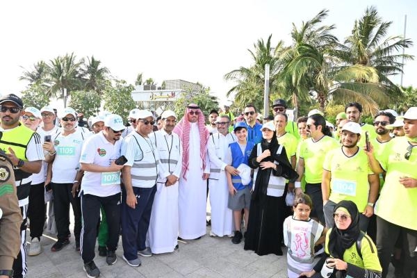 صاحب السمو الأمير سعود بن عبد الله بن جلوي وسط المشاركين في مبادرة 