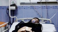 طالبة إيرانية تتلقى العلاج من التسمم المنتشر في أنحاء البلاد - موقع skynews